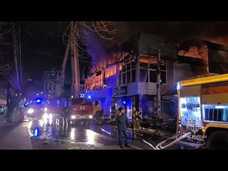 Центральный рынок загорелся в Симферополе на площади в одну тысячу "квадратов", сообщили в МЧС. Огонь распространился... (видео)