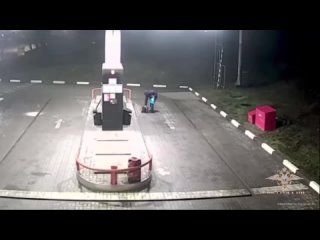 Фейковый сотрудник ФСБ заставил ростовчанина ограбить офис микрозаймов, сжечь заправку и подпалить административные... (видео)