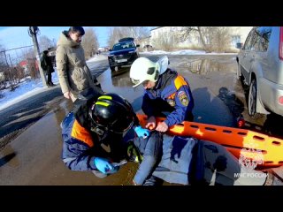 Спасатели МЧС России оказали помощь мотоциклисту  В Кантаурово мотоциклист не справился с управлением на повороте.... (видео)