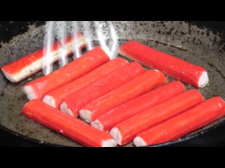 Что будет, если пожарить крабовые палочки? Будет обалденно вкусный КРАБОВЫЙ САЛАТ.