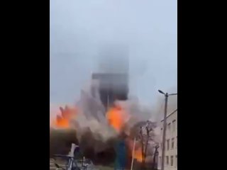 🔥 Мощный взрыв склада БК в Сумах   Появились кадры вторичной детонации поражённого в Сумах склада боеприпасов вблизи... (видео)