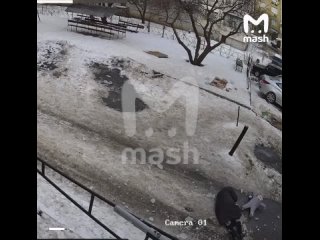 Глыба льда упала на мать с ребёнком в Дагестане (внимание, жёсткие кадры!)    Как стало известно Mash, всё случилось на... (видео)