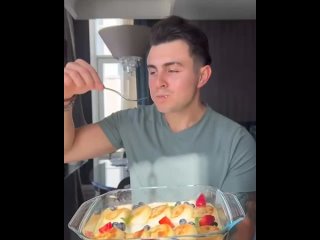 Сырники в сметанной заливке🍓   Ингредиенты: - творог - 720 гр - яйцо - 1 шт - сахар - 80 гр - манная крупа - 65 гр -... (видео)