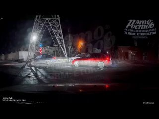 ГАЗель сбила девушку на Химической в Таганроге    Сначала водитель врезался в легковушку, затем сбил девушку. Ее с... (видео)
