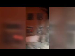 ВСУ нанесли массированный ракетный удар по школе-интернату в Судже, где пленились десятки мирных жителей — под завалами... (видео)