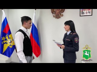 Томские полицейские вручили российский паспорт 22-летнему участнику спецоперации из Алжира. Молодой человек приехал в... (видео)