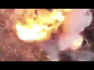💣💥 Роботы-камикадзе разносят вражеские блиндажи    ВС РФ при помощи наземных роботов уничтожили блиндажи и укрытия... (видео)