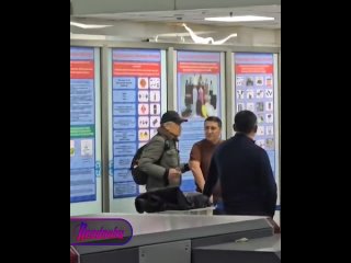 В аэропорту Алматы неадекватный мужик с ножом взял в заложники людей    В казахстанском аэропорту на внутреннем рейсе... (видео)