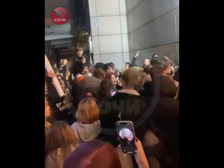 Внезапная отмена концерта «Ivan Zolo» расстроила подростков  В Сочи за час до выступления отменили концерт «Ivan Zolo»,... (видео)