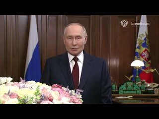 Владимир Путин поздравил россиянок с 8 марта.   "Мы знаем, что многое в жизни держится именно на вас, на ваших... (видео)