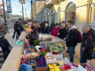 Вот интересно, почему у станций метро, как во вчерашних новостях, разгоняют торговцев на улице, а на Невском нет?... - Евгений Викторович