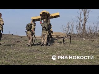 ☦Бойцы подняли в упавший поклонный крест в Курской области    Российские десантники подняли и установили железный... (видео)