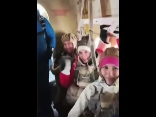 Экстремалы из Москвы отметили приближающийся День защитника Отечества массовым прыжком с парашютами.   Двенадцать... (видео)