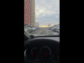 Так выглядят стальные нервы и уважение к пешеходам.   Водитель в Новой Кузнечихе больше минуты ехал за девушкой,... (видео)