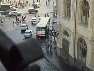 Сцена на Кузнецком Мосту и романтический порыв Новосельцева в фильме «Служебный роман», 1977 год (видео)