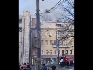 В Ростове горит ТЦ «Галерея Астор» — огонь перекинулся на рядом стоящий дом    Горит ростовский ТЦ «Галерея Астор» на... (видео)