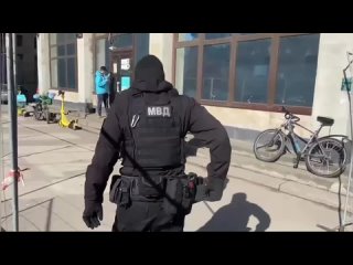 Силовики наведались на курьерские склады сервисов доставки в Петербурге — каждый третий работничек оказался нелегалом  ... (видео)