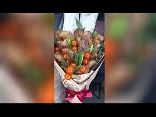🍡К 8 марта взлетела популярность букетов, которые можно съесть.   Флористы предлагают идеальный подарок на 8 Марта,... (видео)