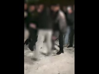 На кадрах драка школьниц из Волгодонска.   Подростки снимали происходящее на телефоны, а после выложили видео в... (видео)