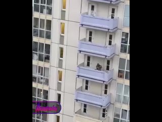 Мужчина в камуфляже открыл стрельбу из пистолета на балконе в Химках  В Химках на улице Молодежной мужик в камуфляже... (видео)