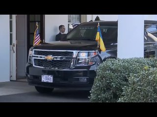 Трамп "вышвырнул" Зеленского из Белого дома    Как сообщает Fox News, Трамп "вышвырнул" его после перепалки.   ... (видео)