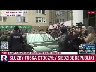Экс-министр юстиции Польши спрятался от полиции в студии телеканала — силовики взяли ее штурмом и вынудили политика... (видео)