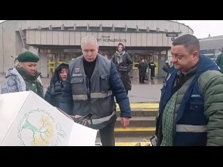 Вечером сотрудники кки вернулись на станцию метро проспект Большевиков и изъяли... (видео)