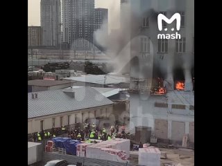 Человек прыгнул из охваченного пламенем здания. Подробнее -... (видео)