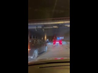 Путепровод у Ладожского моста повредил проезжавший под ним самосвал с поднятым кузовом. Теперь все, кто едет под ним,... (видео)