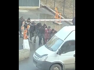 Так мигранты сломя голову убегают от полиции на незаконной стройке в Подмосковье — когда правоохранители уезжают, они... (видео)