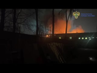 В Москве крупный пожар в зданиях бывшего завода и общежития — эвакуированы более 350 человек    На Тушинской, в... (видео)
