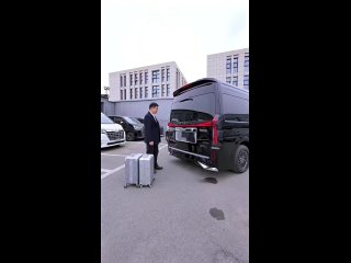 На видео происходит обзор автомобиля Toyota Hiace.  Эта машина вмещает в себя 9 человек. Имеет очень величественный... (видео)