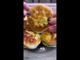 Пирожки с сочной начинкой🔥  Ингредиенты: - мука - 500 гр - кефир - 300 гр - сливочное масло - 50 гр - яйцо - 1 шт -... (видео)