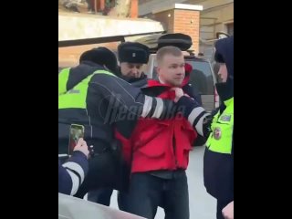 Обезумевший водитель во Владивостоке оказался бывшим сотрудником Следкома и прокуратуры — при задержании он кидался на... (видео)