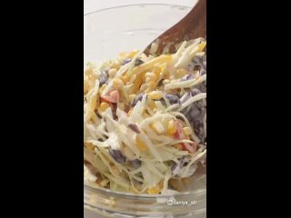 Простой и вкусный салатик🥗   Ингредиенты: - капуста - 350 гр - соль - 1 щепотка - сладкий перец - 1 шт - помидоры... (видео)