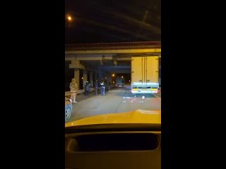 Путепровод у Ладожского моста повредил проезжавший под ним самосвал с поднятым кузовом. Теперь все, кто едет под ним,... (видео)