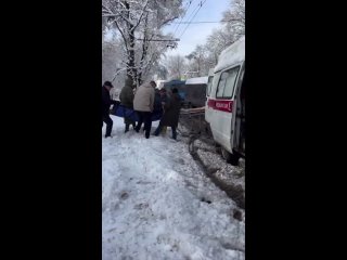 Огромная заснеженная ветка рухнула на мужчину на Военведе  У бедолаги открытый перелом правой ноги со смещением.   В... (видео)