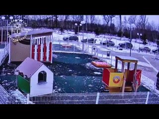 В Твери двое детей сбежали с территории детского сада — малышей нашла случайная прохожая    В Твери двое 5-летних детей... (видео)