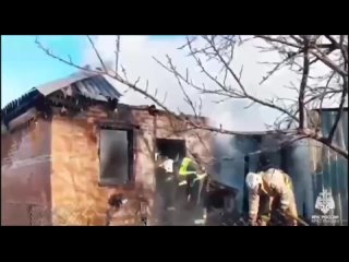 Двое детей осиротели после пожара в частном доме в Ростовской области    Супруги успели вынести на улицу двух мальчиков... (видео)
