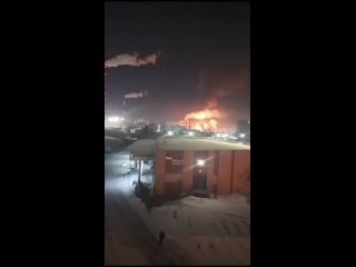 В Уфе глубокой ночью раздались взрывы на одном из заводов. Предположительно, что около часа назад случилась атака БПЛА.... (видео)