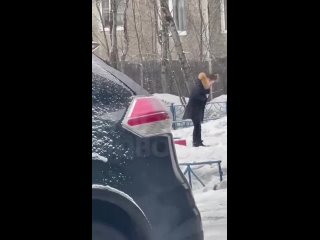 В Мурманске очередная наркоманка забрела на детскую площадку и распугала школьников во дворе  Школьницы стояли поодаль... (видео)