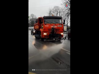 Поливомоечные машины вышли на улицы Петербурга. Пользуясь тёплой погодой, сотрудники коммунальных служб проводят... (видео)
