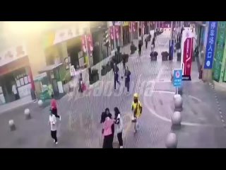 В сети распространяются кадры, на которых, как утверждается, Чайна-таун в Бангкоке — людей смывает водой из бассейна на... (видео)