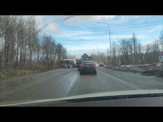 Гостилицкое шоссе в сторону Петровского около съезда с КАД. На ровном месте... (видео)