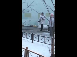 😱 Оператор запечатлел жёсткое падение женщины на гололёде на пересечении Лермонтовского и 10-й Красноармейской.   ... (видео)