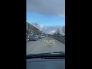 На улице Титова автомобиль Тойота провалился в сломанную ливневую канализацию.    А сегодня утром на улице... (видео)