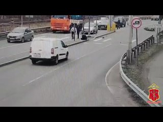 17 апреля в 10:00 у дома 256 по Приморскому шоссе автомобиль подрезал мужчину на мотоцикле, в результате чего байкера... (видео)