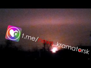 🔥 Мощные взрывы в Краматорске    Кадры прилёта и пожара в Краматорске после прилётов   Местные жители сообщают о... (видео)