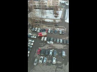 Вот к чему приводит дефицит парковочных мест во дворе! Около 16:50 жители дома 8 корп.1 по ул. Коломенской сообщили,... (видео)