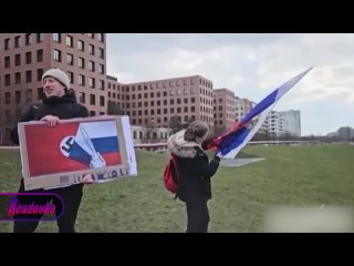 Беглые горе-заукраинцы маршируют по Берлину — русофобы пытаются сжечь флаг России, но даже это сделать у них не выходит... (видео)